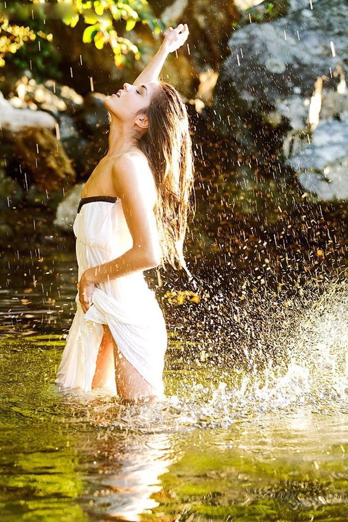 Marie Avgeropoulos in Fresno