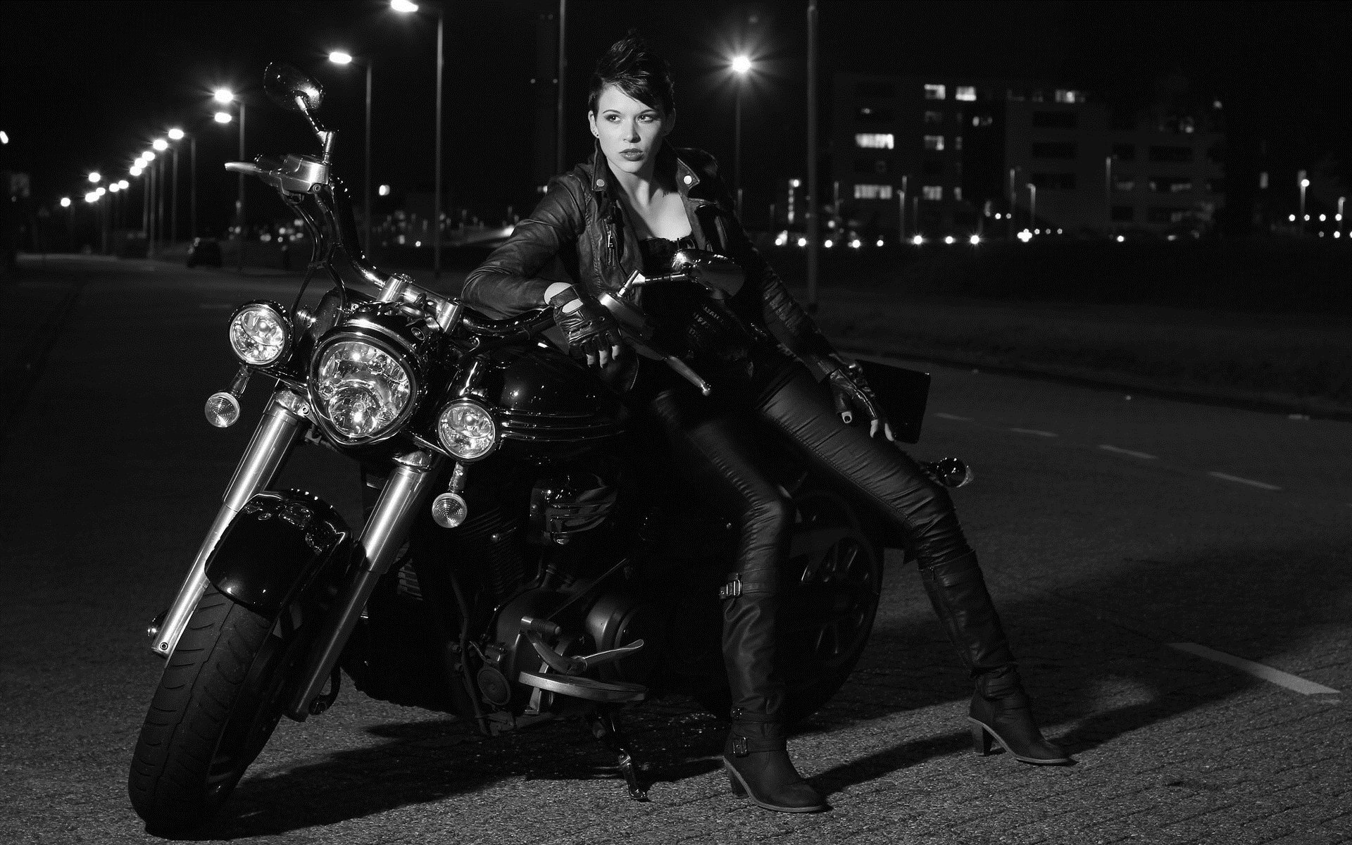 Photo Beautiful girls and motorcycles in Fresno