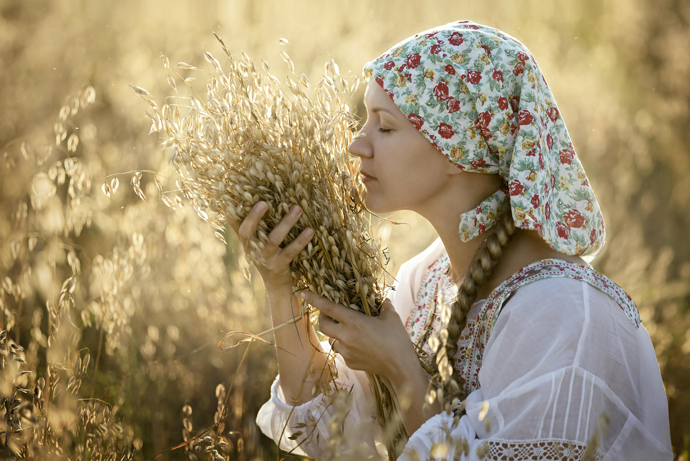 Photo Women in Slavic costumes in Fresno