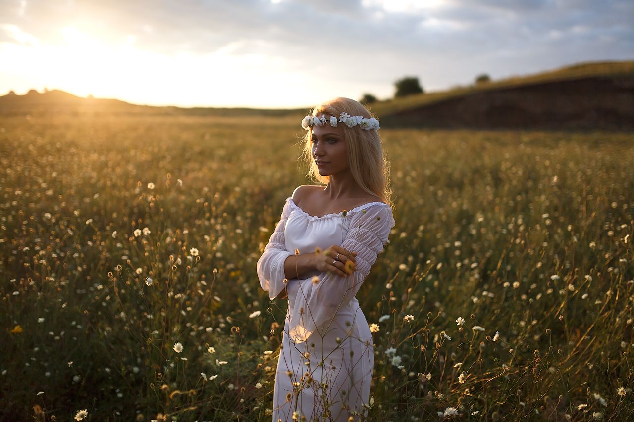 Girls in Slavic costumes in Fresno